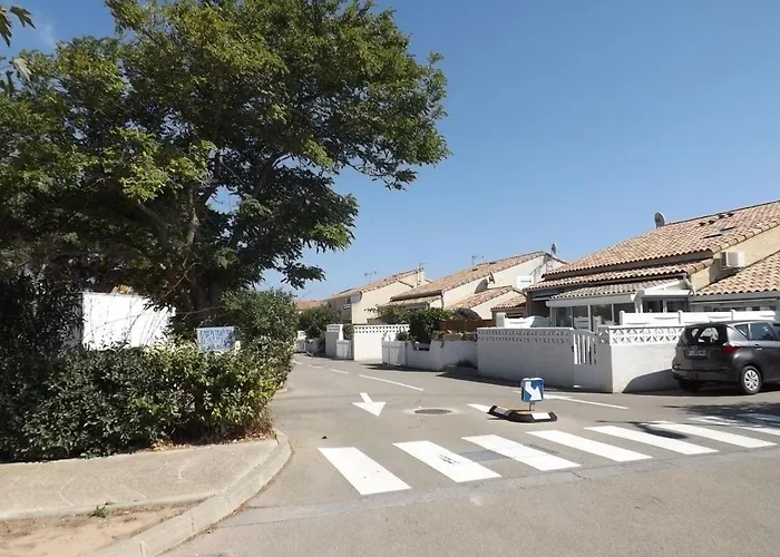à Mateille Avec Petit Jardin Et Terrasse Couverte *