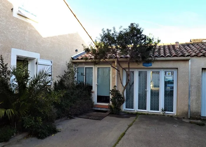 à Mateille Avec Petit Jardin Et Terrasse Couverte